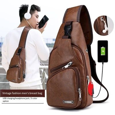 Tamanho personalizado mais recente moda Mens PU couro bolsas de peito com porta de carregamento USB
