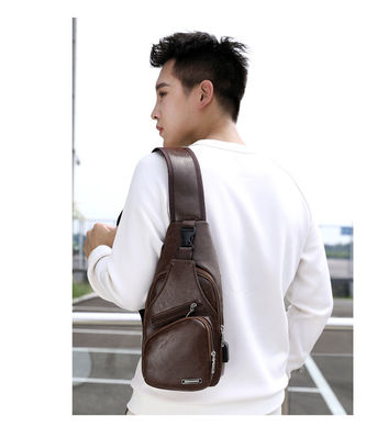 Tamanho personalizado mais recente moda Mens PU couro bolsas de peito com porta de carregamento USB