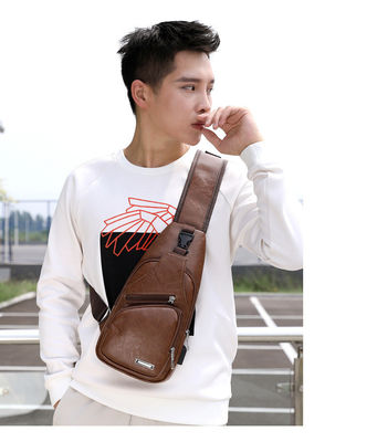 Tamanho personalizado mais recente moda Mens PU couro bolsas de peito com porta de carregamento USB