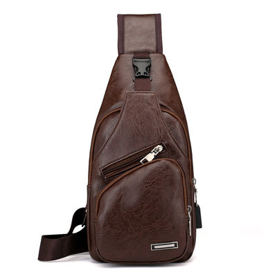 Tamanho personalizado mais recente moda Mens PU couro bolsas de peito com porta de carregamento USB