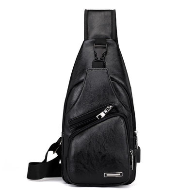 Tamanho personalizado mais recente moda Mens PU couro bolsas de peito com porta de carregamento USB