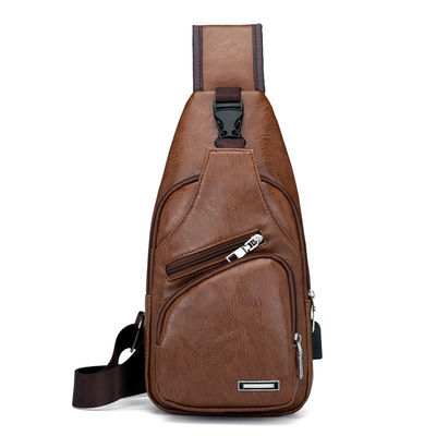 Tamanho personalizado mais recente moda Mens PU couro bolsas de peito com porta de carregamento USB