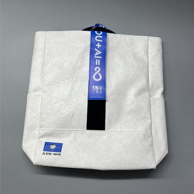 Logotipo impresso personalizado Bolsas de presente de papel de luxo para lojas OEM/ODM