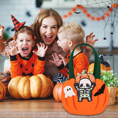 Saco em forma de abóbora de feltro para coletar doces ou brinquedos na celebração do Halloween