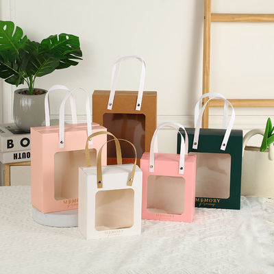 Bolsa de papel de mão Kraft impressa sob medida para embalagens de varejo Roupas sapatos Presentes de pele