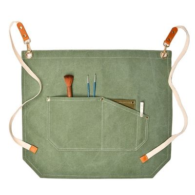 Homens trabalham com avental com bolsos de ferramentas e cores personalizadas em tela de meio corpo