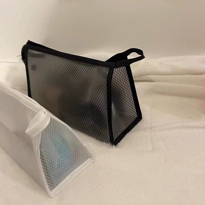 Saco de maquiagem de malha de nylon simples personalizado para higiene e armazenamento de cosméticos em cor preta