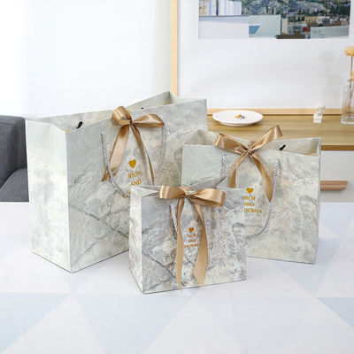Bolsas de papel de compras de papel colorido personalizado com alça de fita para sapatos de roupa