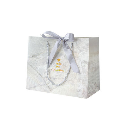 Bolsas de papel de compras de papel colorido personalizado com alça de fita para sapatos de roupa