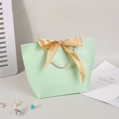 Embalagens de bolsas de papel de presente com alça para roupas personalizadas Bolsas de compras Itens de embalagem