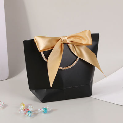 Embalagens de bolsas de papel de presente com alça para roupas personalizadas Bolsas de compras Itens de embalagem