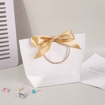 Embalagens de bolsas de papel de presente com alça para roupas personalizadas Bolsas de compras Itens de embalagem