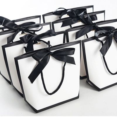 Embalagens de bolsas de papel de presente com alça para roupas personalizadas Bolsas de compras Itens de embalagem