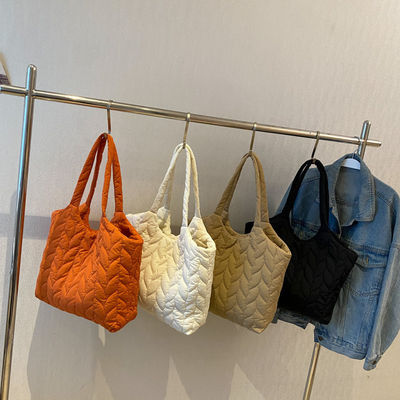 Regalos reutilizáveis Inverno Quilt Puffy Puffer Tote Saco para Mulheres Logotipo personalizado Impresso
