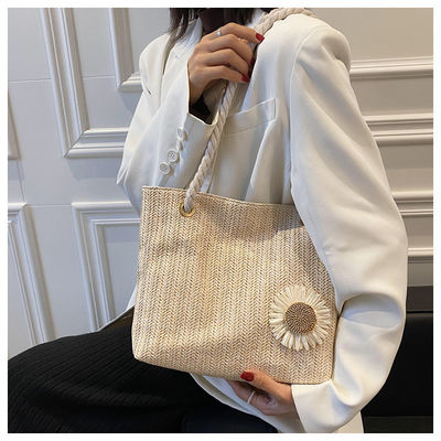 2022 Bolsas Simples Bolsas de Palha Bolsa de Praia Moda Escarta de Seda Bolsas de ombro femininas com materiais
