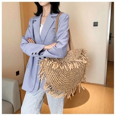 Acceptável OEM/ODM Summer Semicircular Fringed Straw Shoulder Bag para praia feita à mão