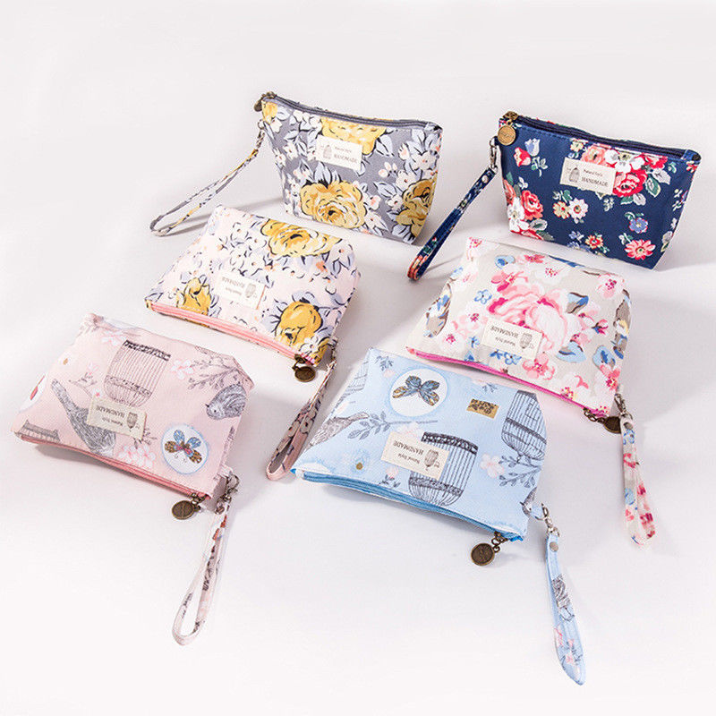 Saco de maquiagem floral bonito para organizar produtos essenciais de beleza