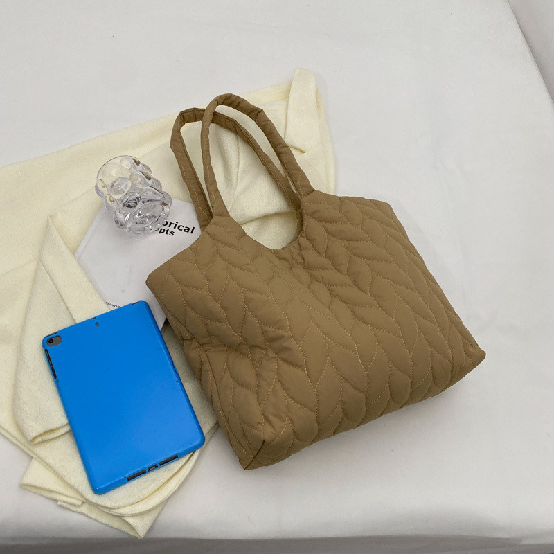 Regalos reutilizáveis Inverno Quilt Puffy Puffer Tote Saco para Mulheres Logotipo personalizado Impresso